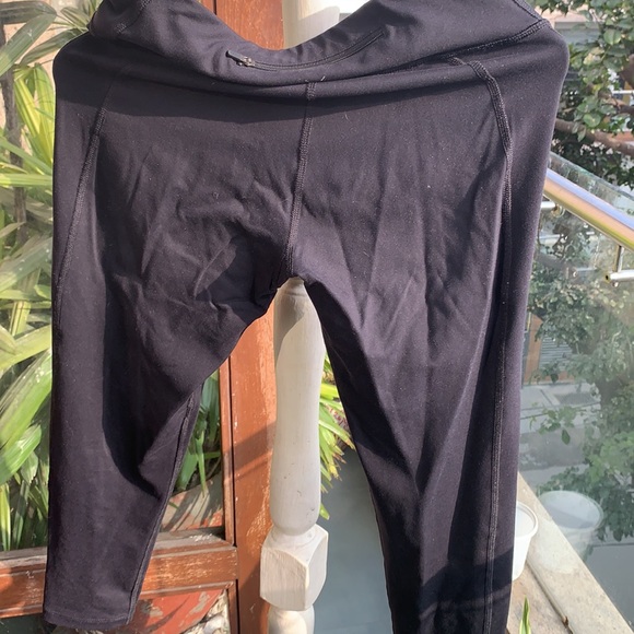 YOGA LEGGINGS - 3/4 length. Size small. Black. Small zip for keys. - Picture 7 of 7